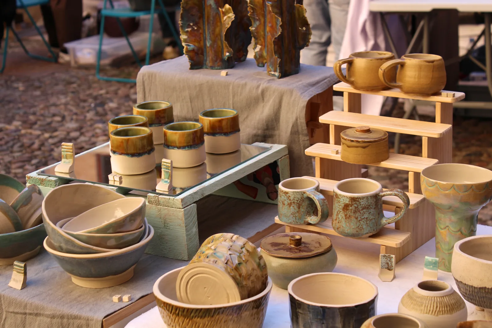 Tazze e vasi in ceramica artigianale