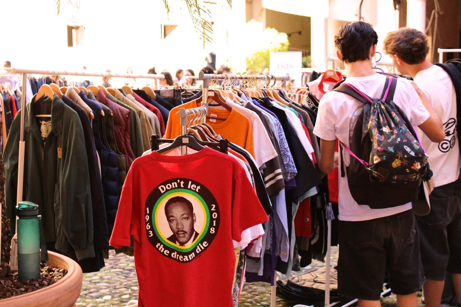 Abbigliamento vintage e visitatori tra gli stand di Markettino