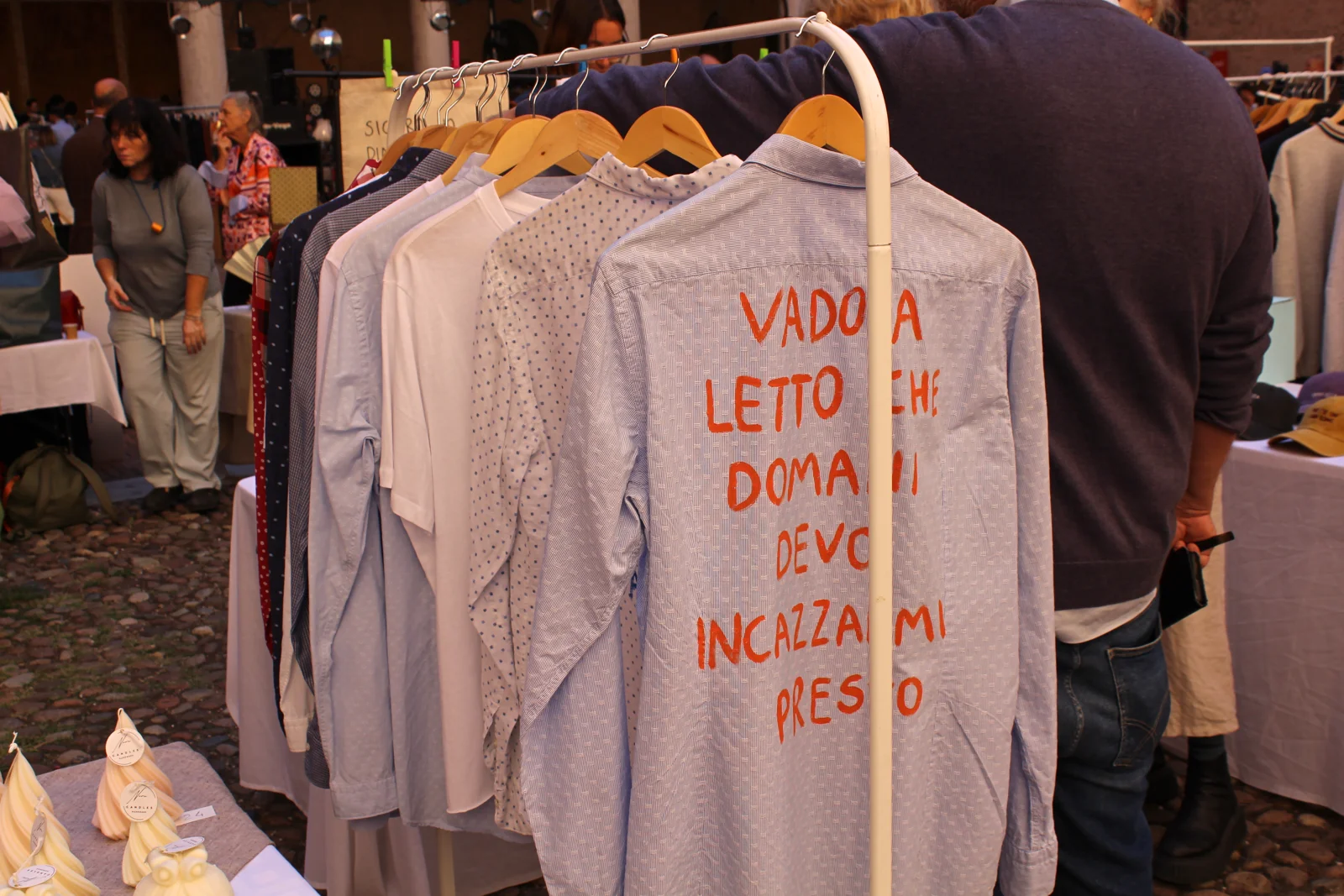 Camicie e abbigliamento esposti a Markettino